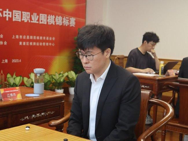 《每日体育报》报道，巴萨明夏优先签道格拉斯-路易斯作为后腰位置的补强。